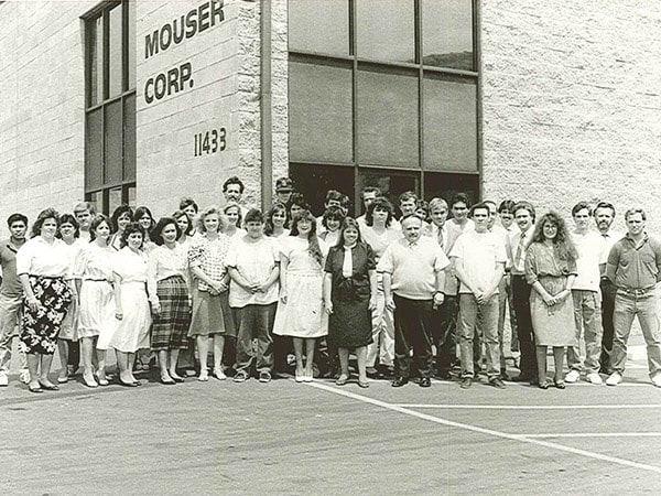 1973年 Mouser Corpの社屋の前に立つマウザーの従業員